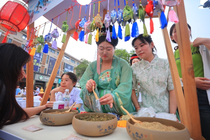 “大宋中医药文化市集”热闹非凡