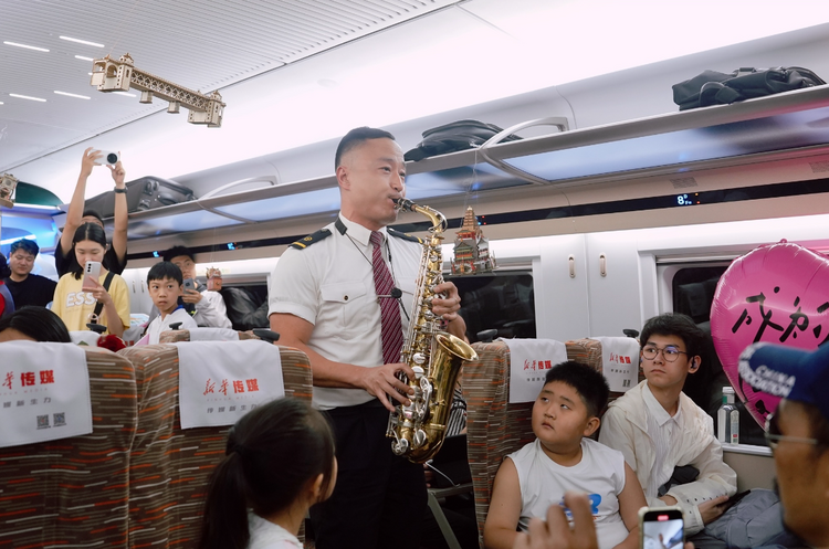 首趟西安北至廣州白雲G520次“幸福列車”開行