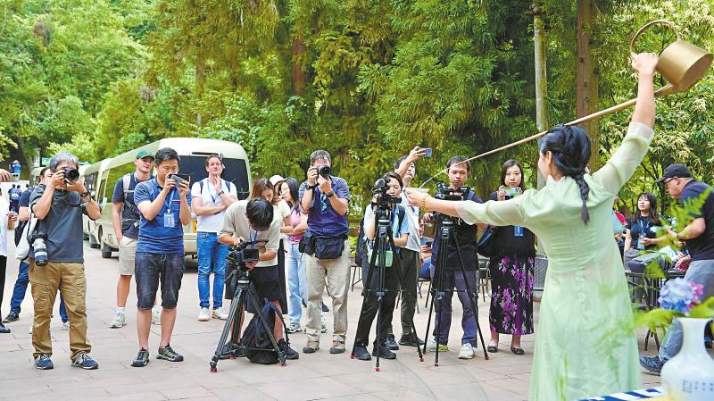 （转载）探熊猫故乡 品蜀风茶韵 中外媒体主题采访活动走进四川_fororder_a4f6af2a283a3758611496e7d7673c27