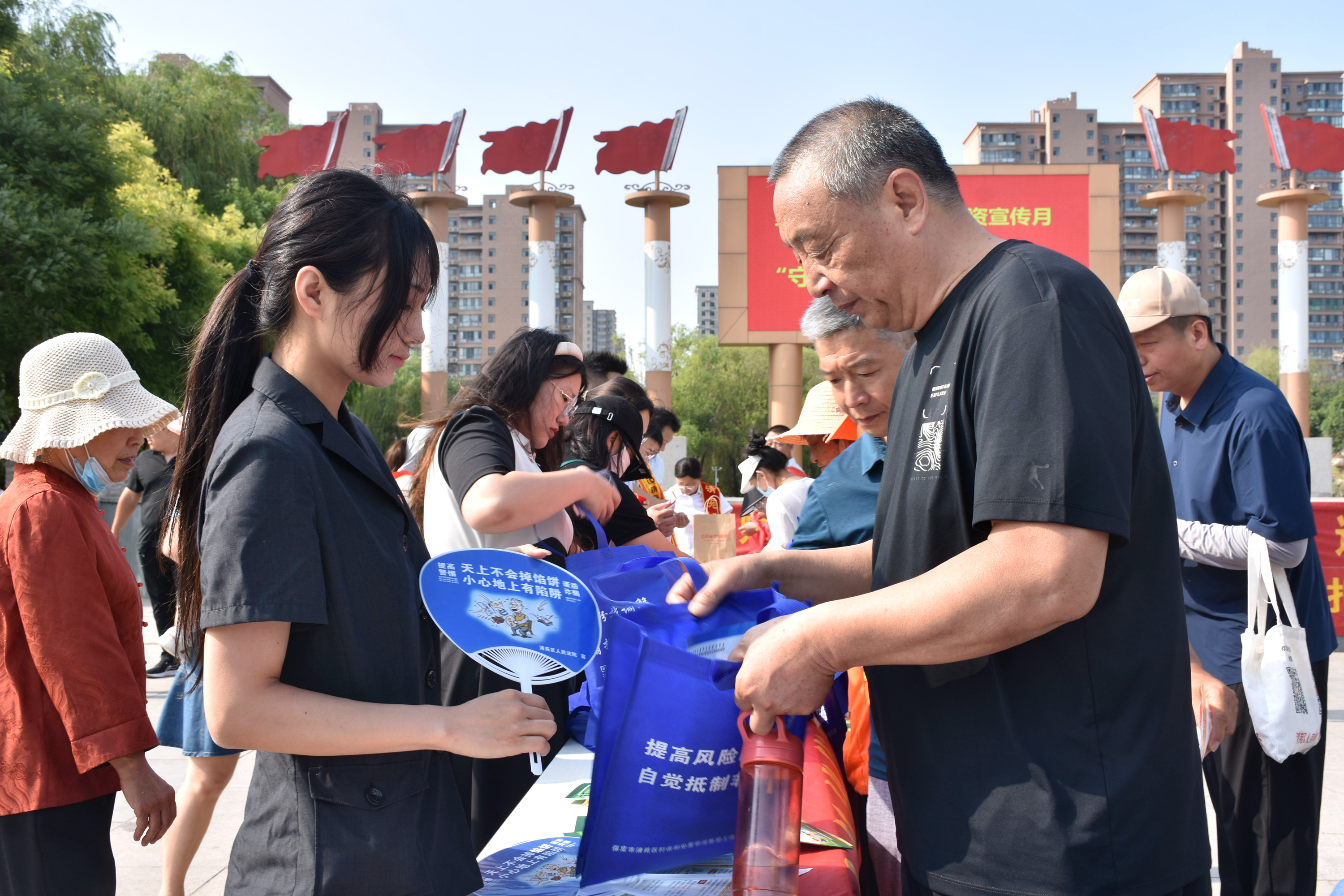 河北清苑：打好“组合拳” 防范非法集资_fororder_工作人员向群众发放防范非法集资宣传品。 赵琪摄.JPG