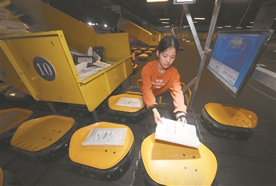 （頭條）南京搬運機器人助力“雙11”