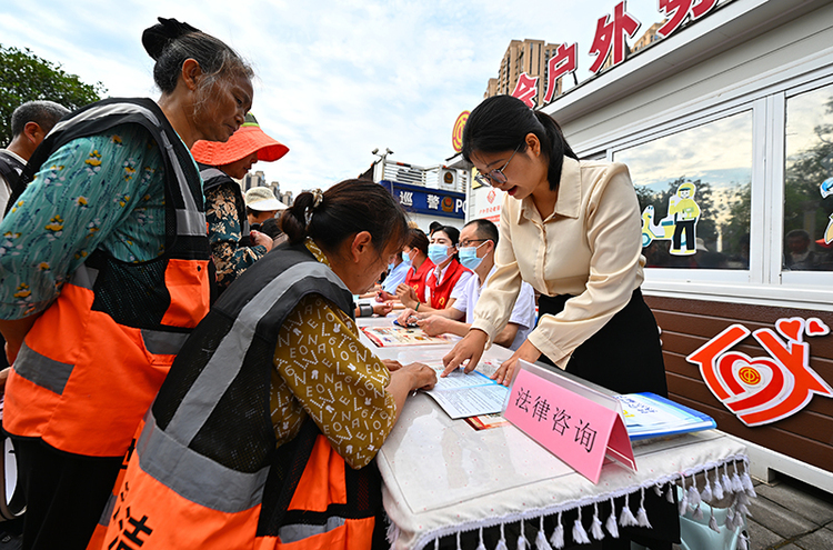 四川仁寿：“爱心驿站”温暖户外劳动者_fororder_6月17日，在仁寿县城区一户外劳动者服务驿站，户外劳动者正在进行法律咨询。06