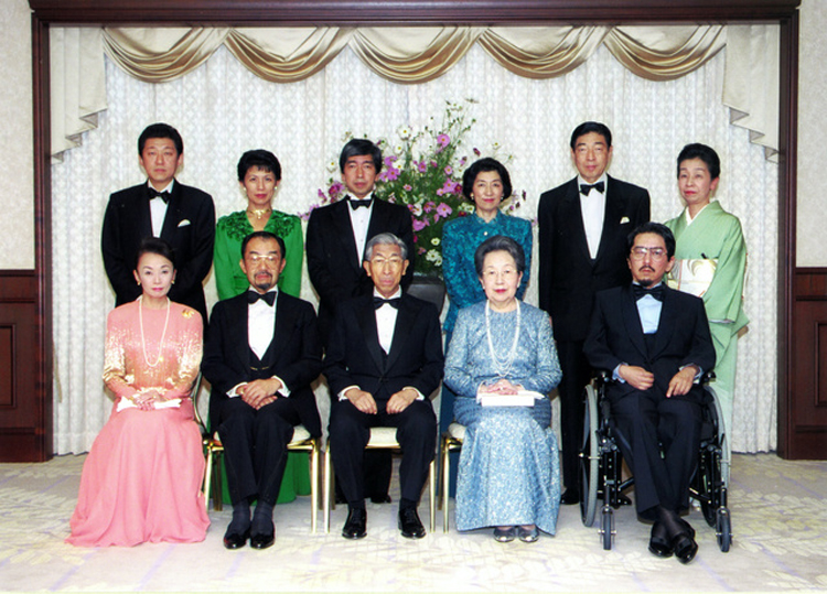 年轻时的三笠宫崇仁亲王曾是军人(网页截图) 日本皇室关系图(网页截图