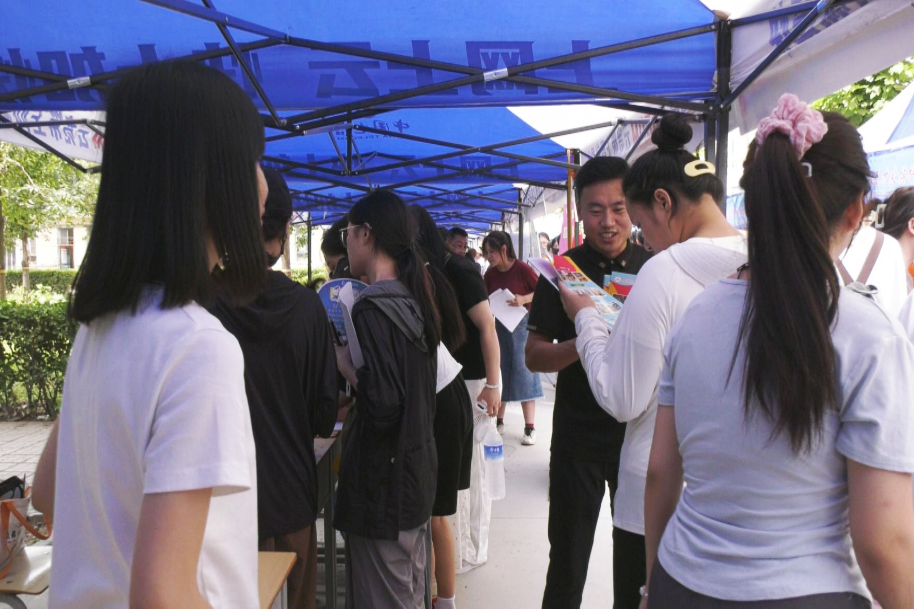 河北定兴：“量身定制”招聘会 助力毕业生就业_fororder_001