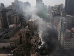 巴西高楼失火坍塌 一人死亡