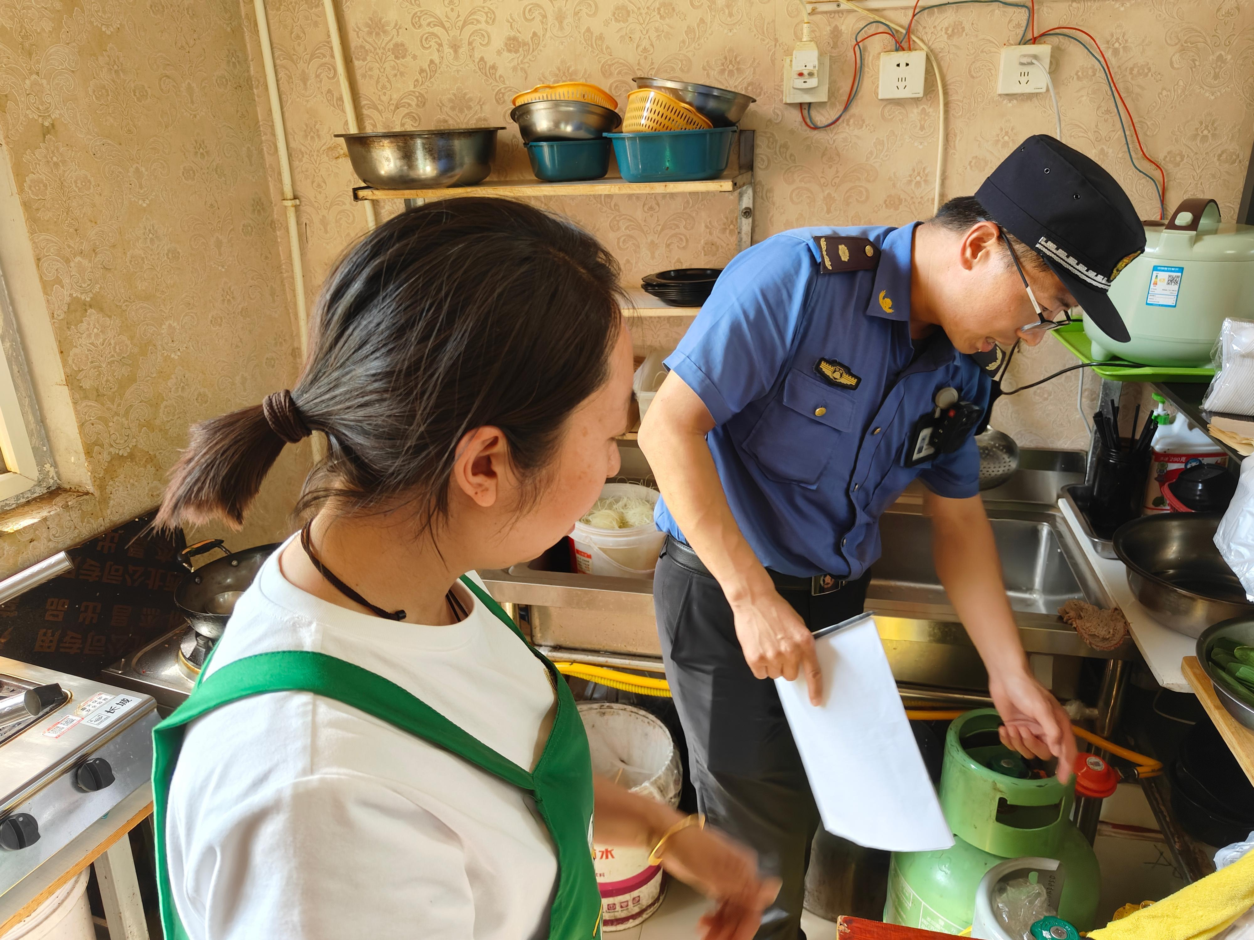 西安浐灞国际港开展“安全生产月”专项整治 守护园区“平安线”_fororder_图片1