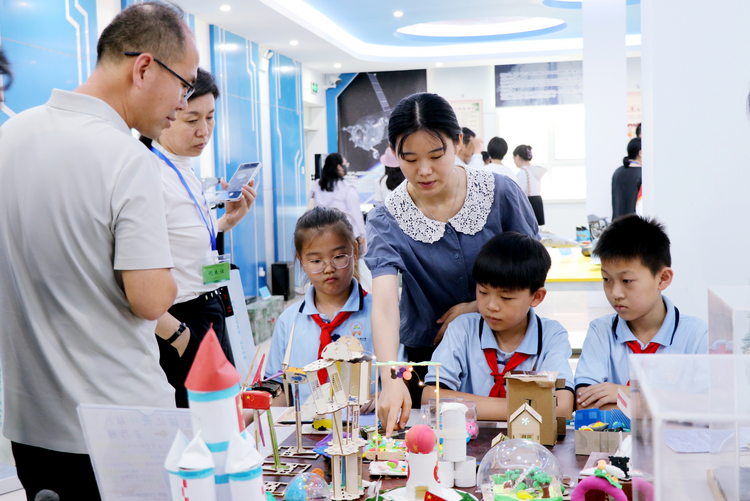 河北省“科学探究点亮校园”公益行动在沧州举办_fororder_图片 1