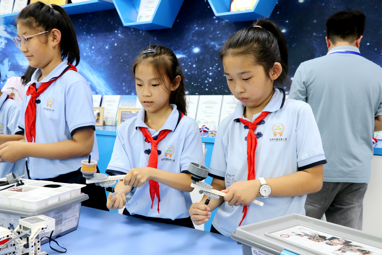 河北省“科学探究点亮校园”公益行动在沧州举办_fororder_图片 3