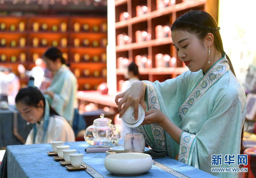 北京八大处茶文化节再现传统封茶大典