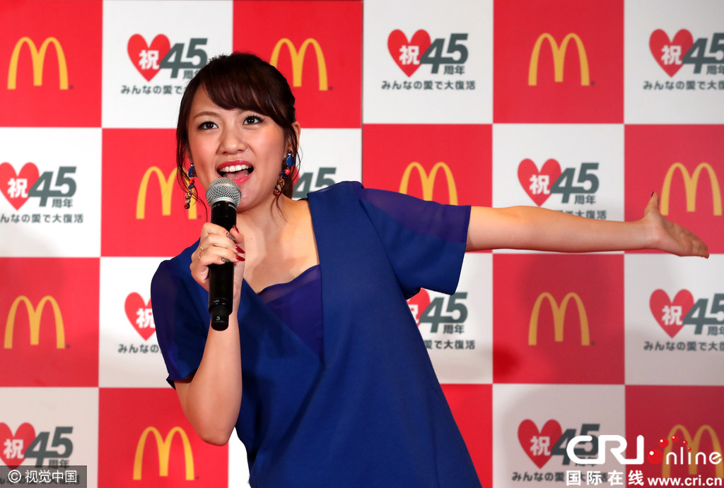 akb48高桥南变吃货 手持汉堡喝可乐一脸满足