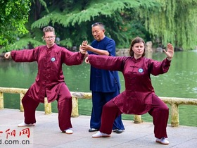Fascinated by Chinese Kung Fu, Foreigners Come to Luoyang to Learn Tai Chi from a Master