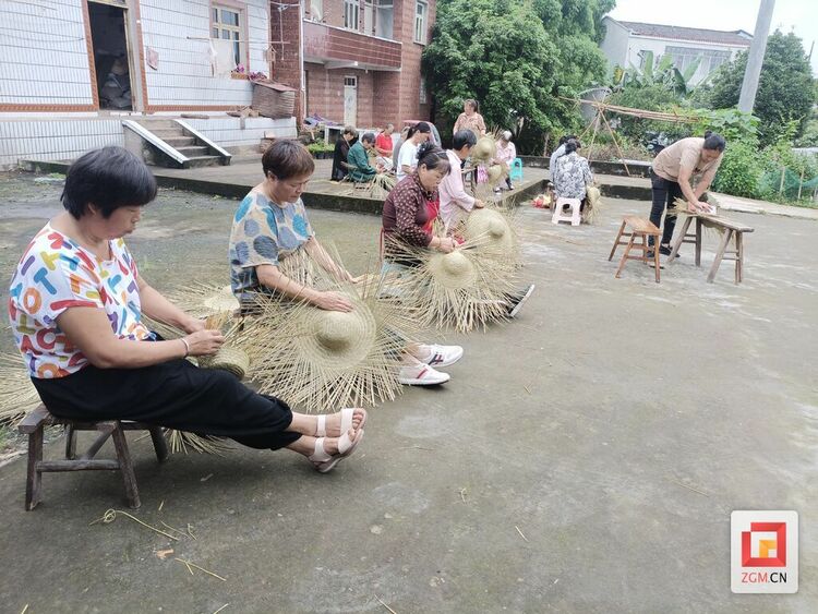 自贡市沿滩区黄市镇：深挖草帽产业潜力 草编制品深加工引领乡村振兴