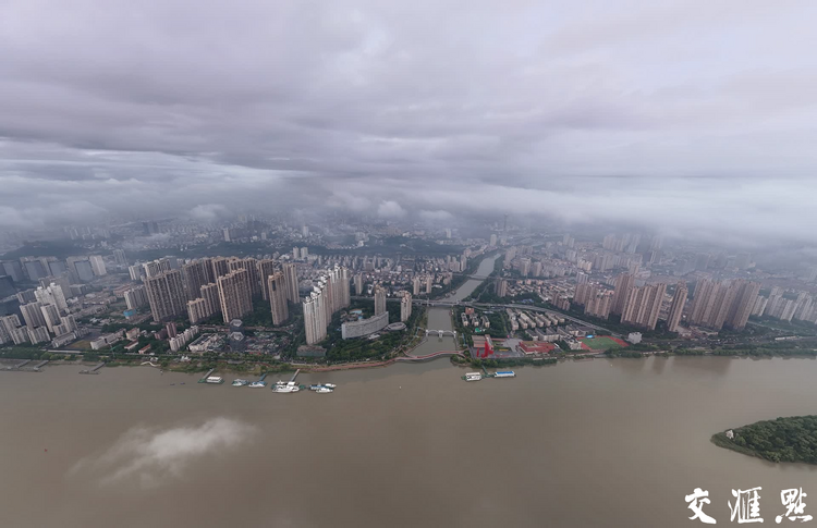 南京：雨中城市朦胧梦幻