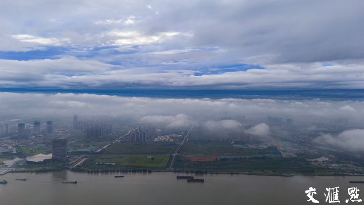 南京：雨中城市朦胧梦幻