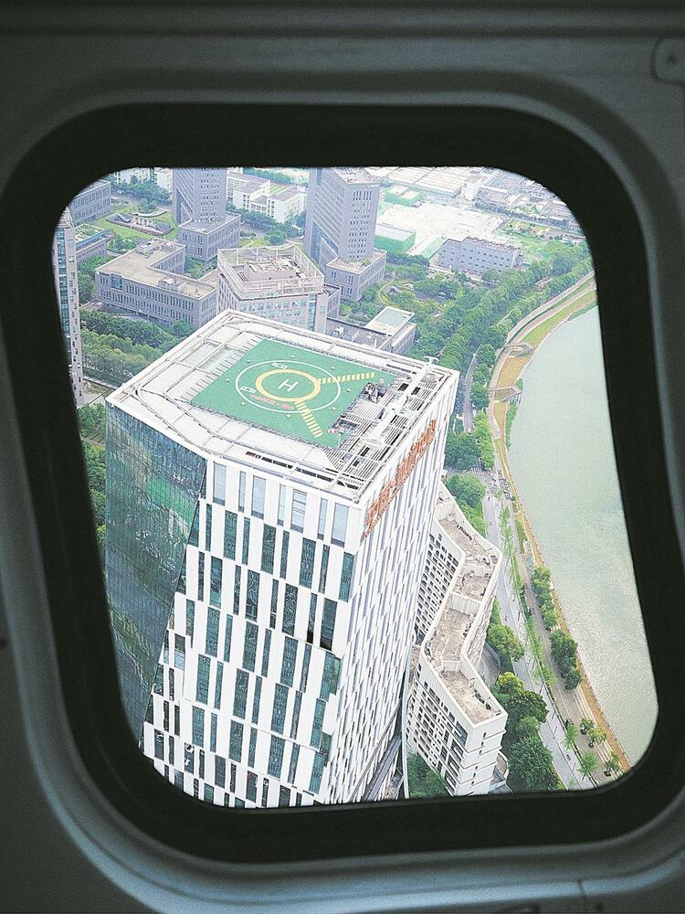 （轉載）成都城市低空載人驗證飛行首飛成功_fororder_抵達中國-歐洲中心46樓停機坪