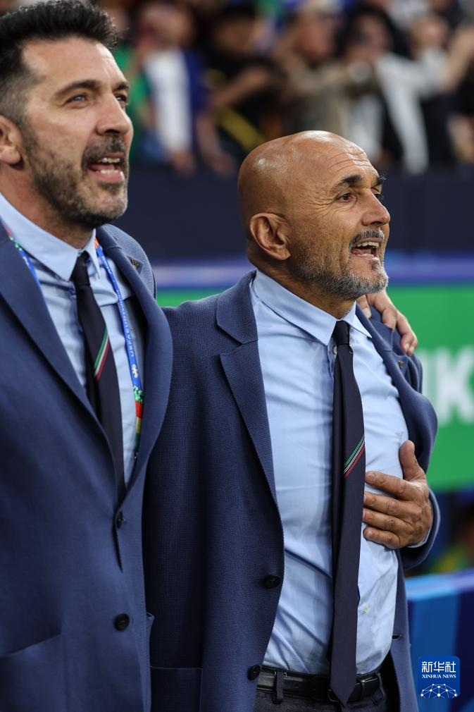 69696月20日,意大利队主教练卢恰诺·斯帕莱蒂(右)在比赛前唱