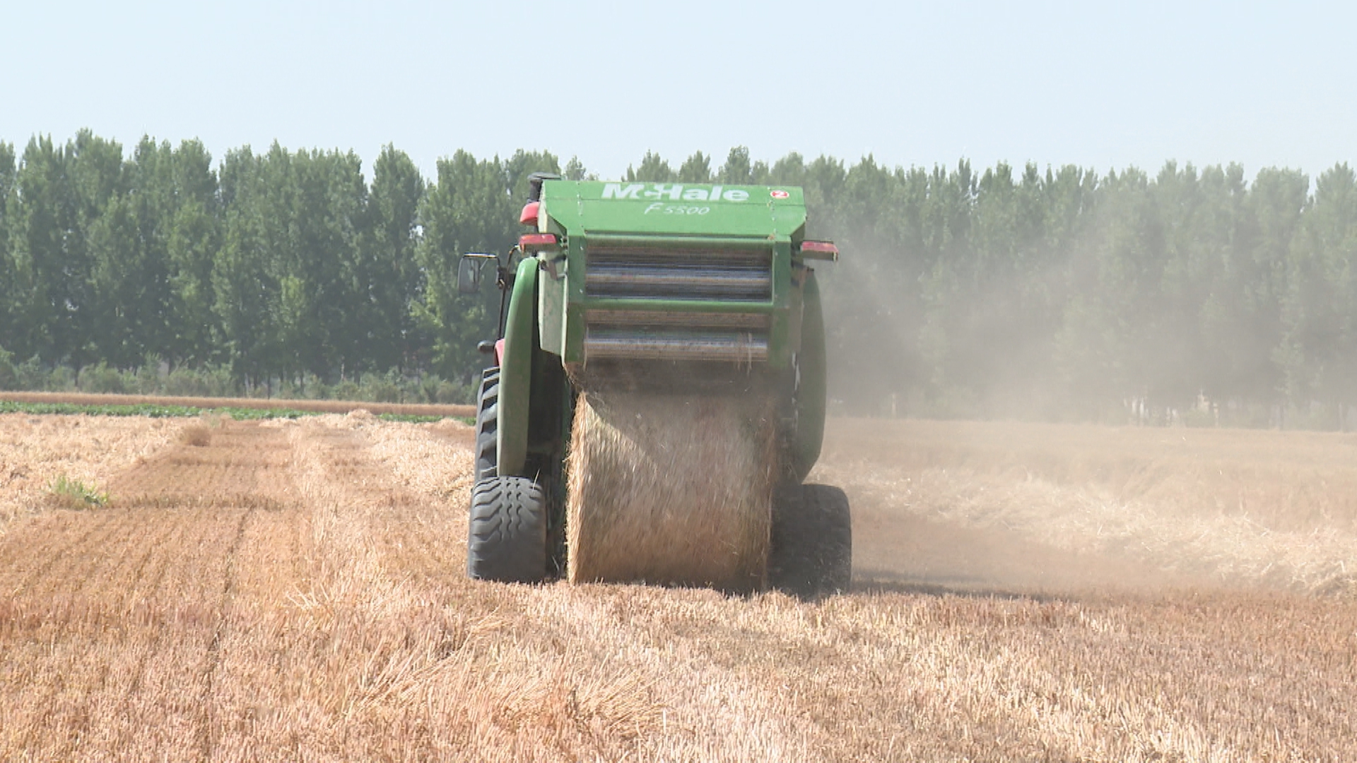 河北清苑：秸秆变“废”为宝 助推农业生产绿色发展_fororder_打捆机作业。高源 摄