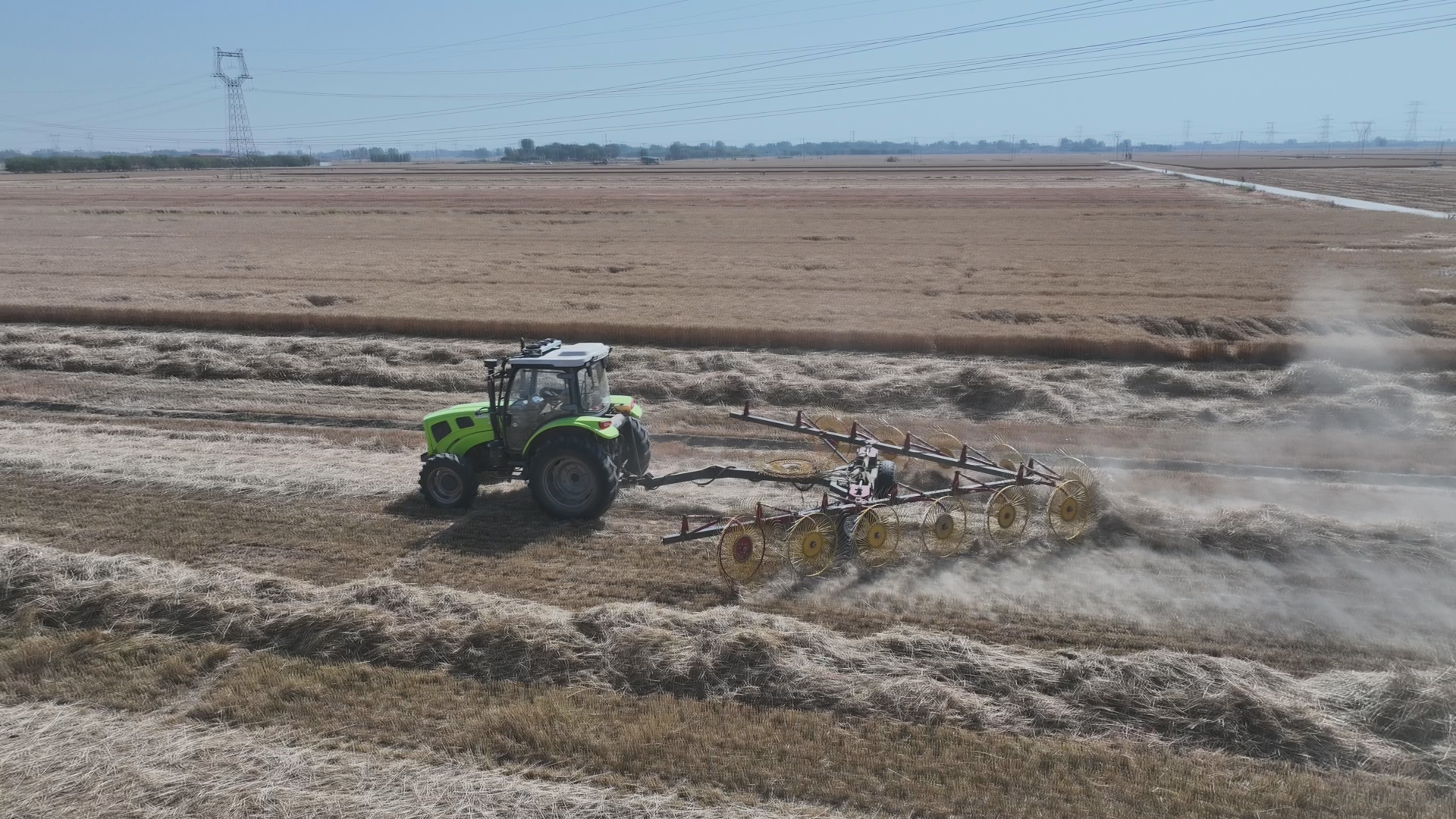 河北清苑：秸秆变“废”为宝 助推农业生产绿色发展_fororder_捡拾机作业。高源 摄