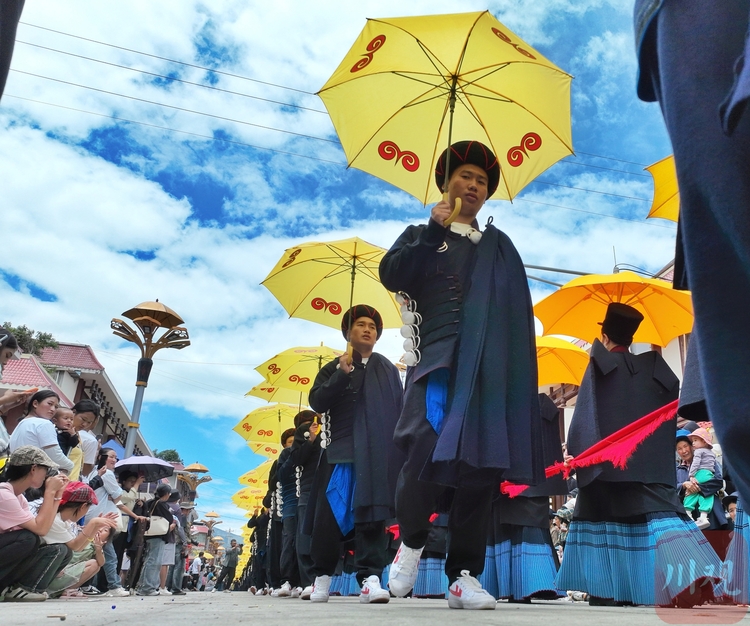 （转载）图集丨布拖彝族传统火把节开幕