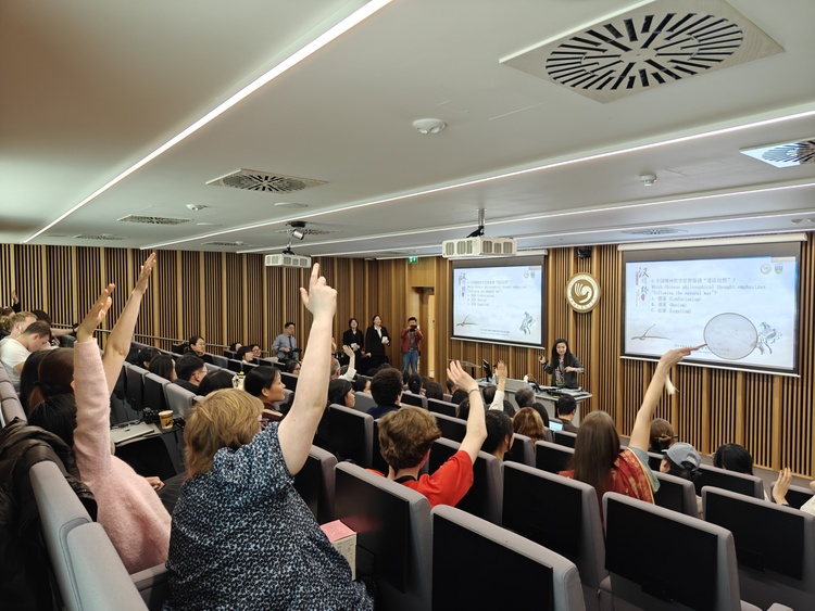 直通使领馆 | 中国驻爱尔兰大使何向东：建交45年 中爱经贸额翻了4200倍！