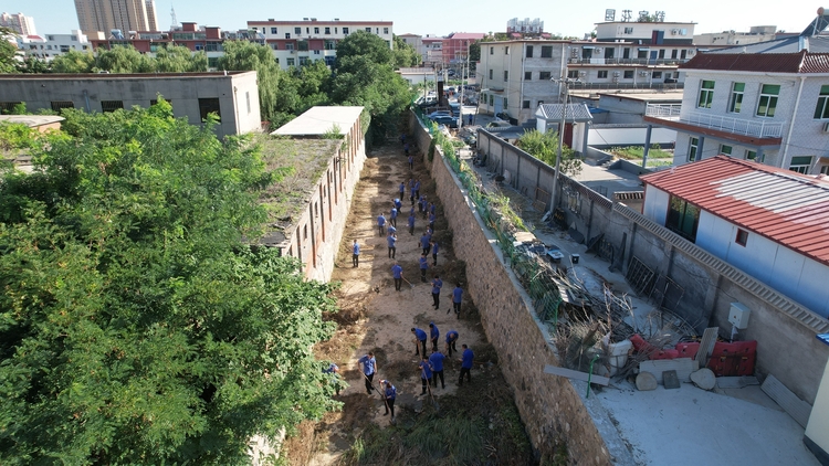 保定市满城区：清淤疏浚保畅通 筑牢防汛安全线_fororder_无人机航拍执法局工作人员清理河道作业 摄影 康胜.JPG