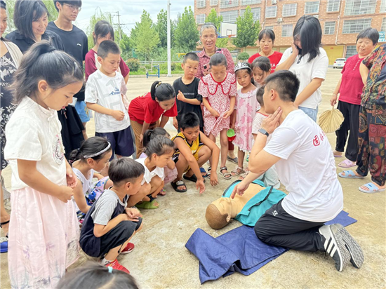 信陽市固始縣：科普活動進社區 科學理想啟少年_fororder_演示心肺復蘇和海姆立克救援法等基本急救措施