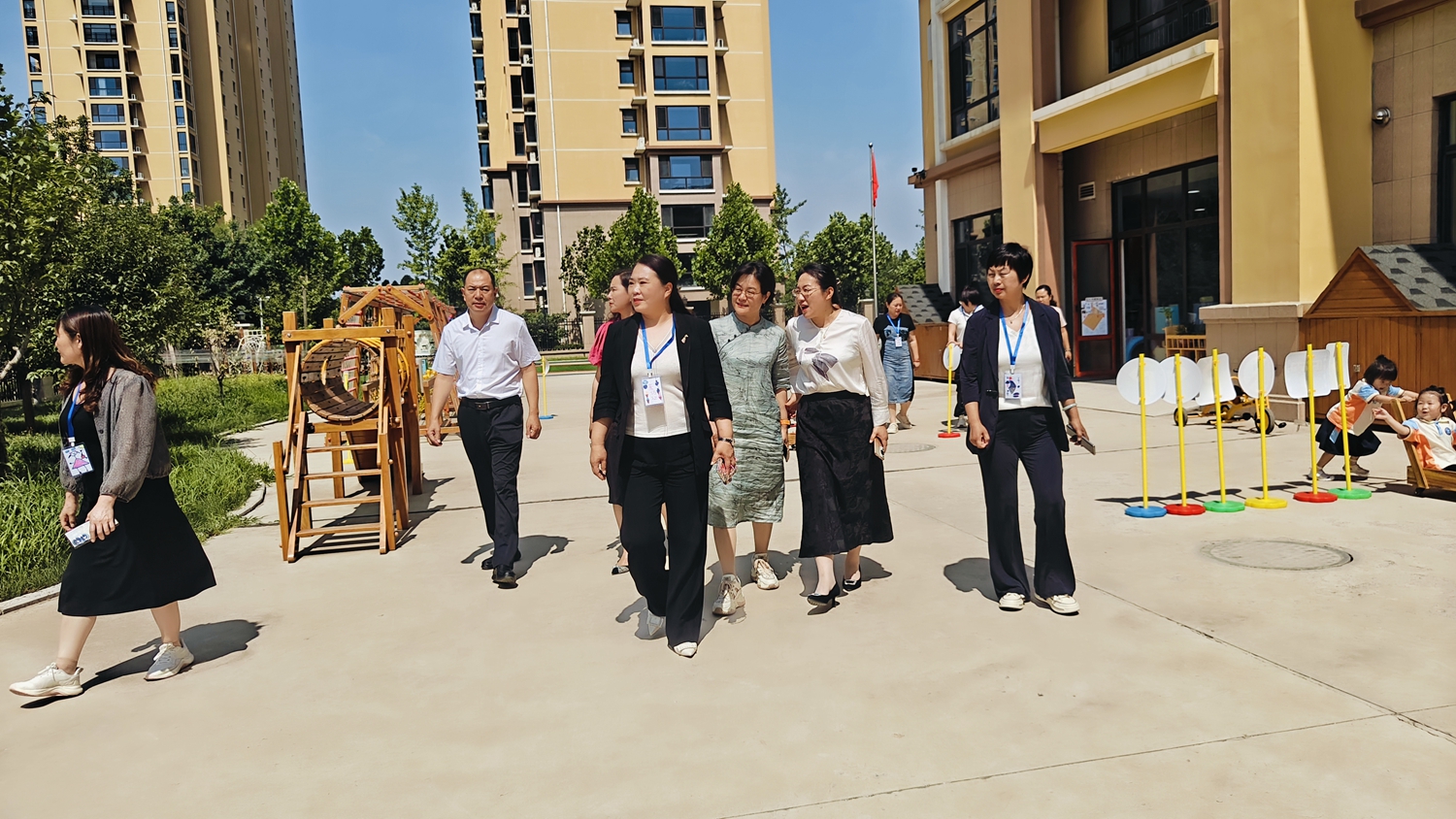 “双争”有我丨保定市满城区举行第八期基础教育论坛暨石静霞名师工作室教研活动_fororder_参与论坛的教师参观幼儿园 摄影 周航