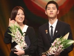 甜蜜对视说悄悄话！宋仲基宋慧乔颁奖礼发糖(图)