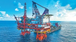 万吨级海洋油气平台完成海上安装