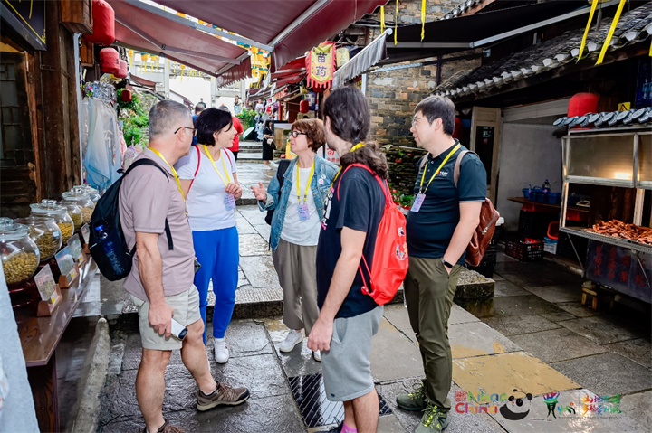 欧洲旅行商开启贵州第一站 打卡青岩古镇和青云市集