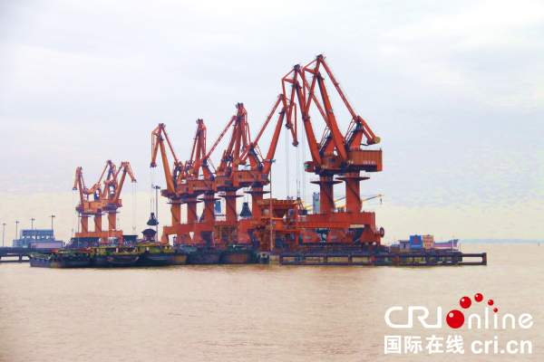 图为长江北岸首个县级亿吨港&mdash;&mdash;靖江港.