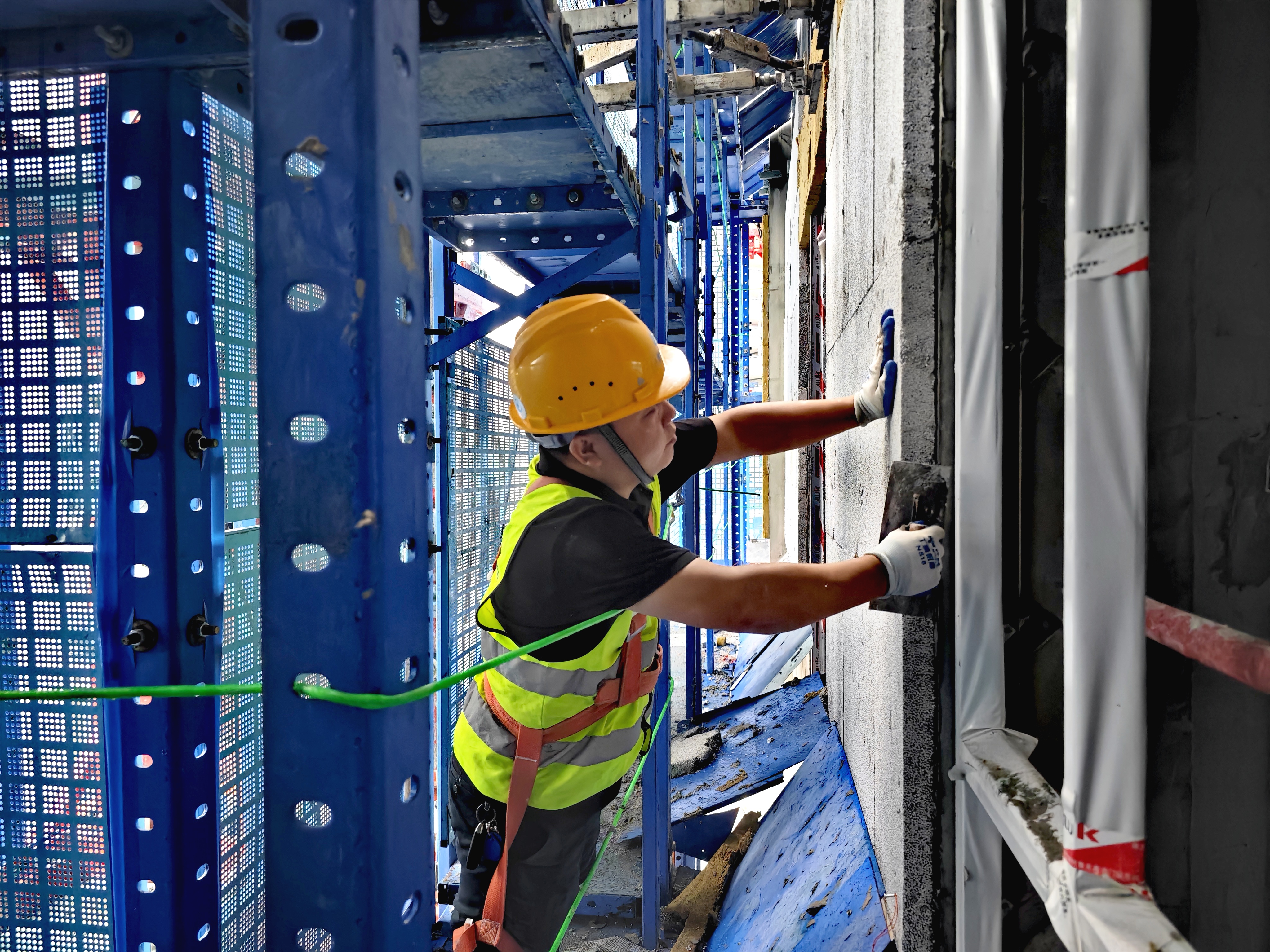 （转载）3天盖好一层楼 国内首个双平台工业化造楼机亮相成都