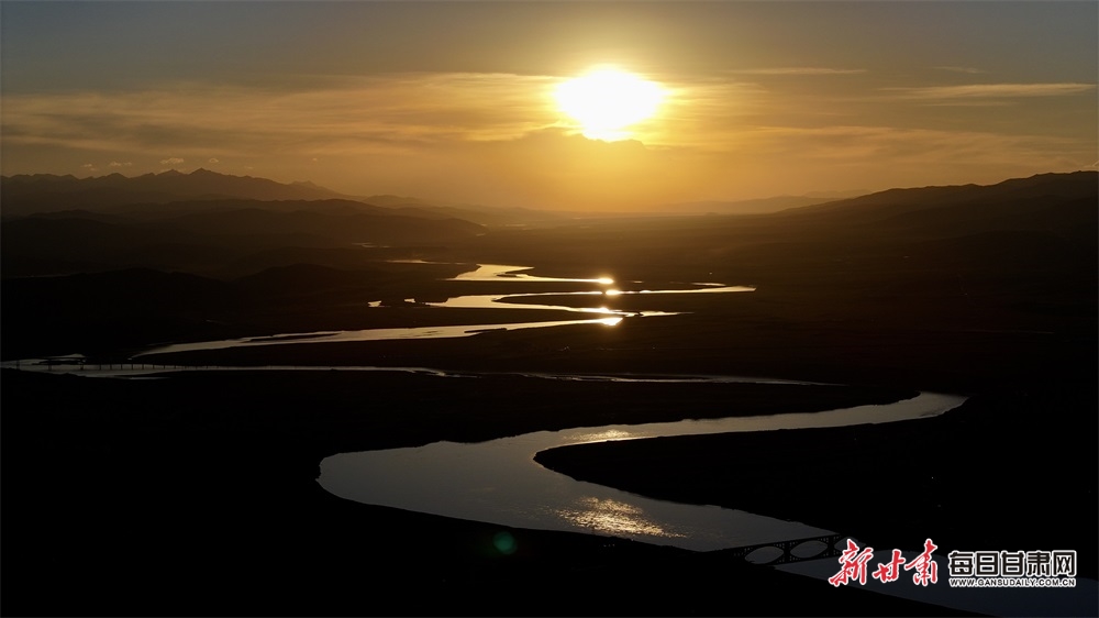 黑颈鹤在甘南玛曲湿地开启繁育期_fororder_13