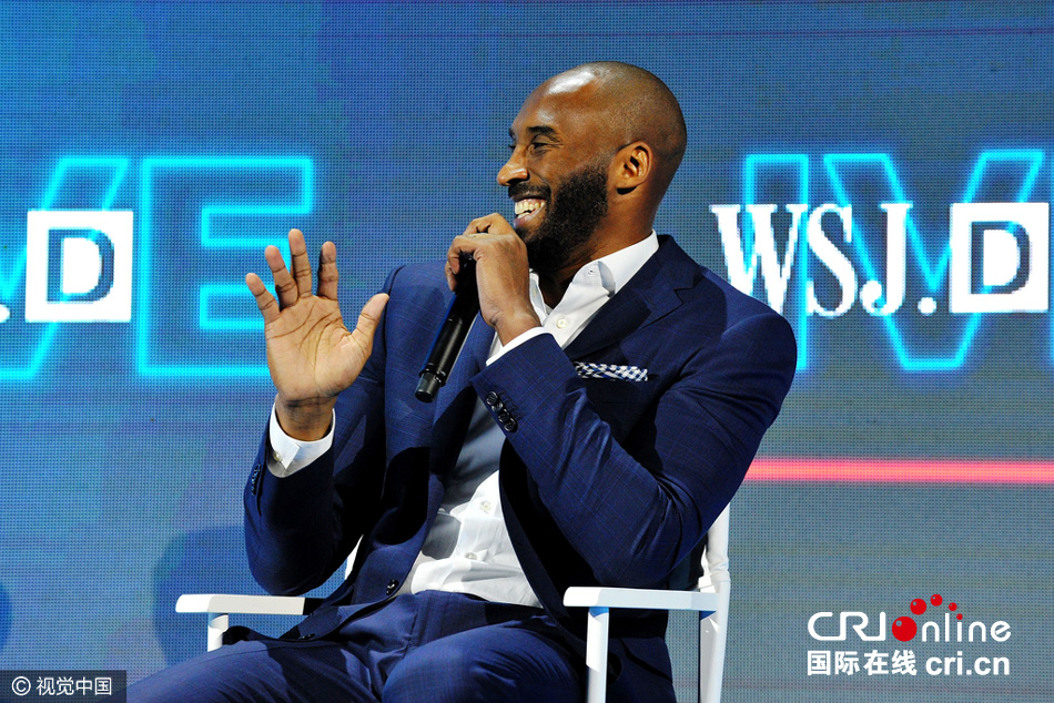 科比出席活动与超模玩自拍