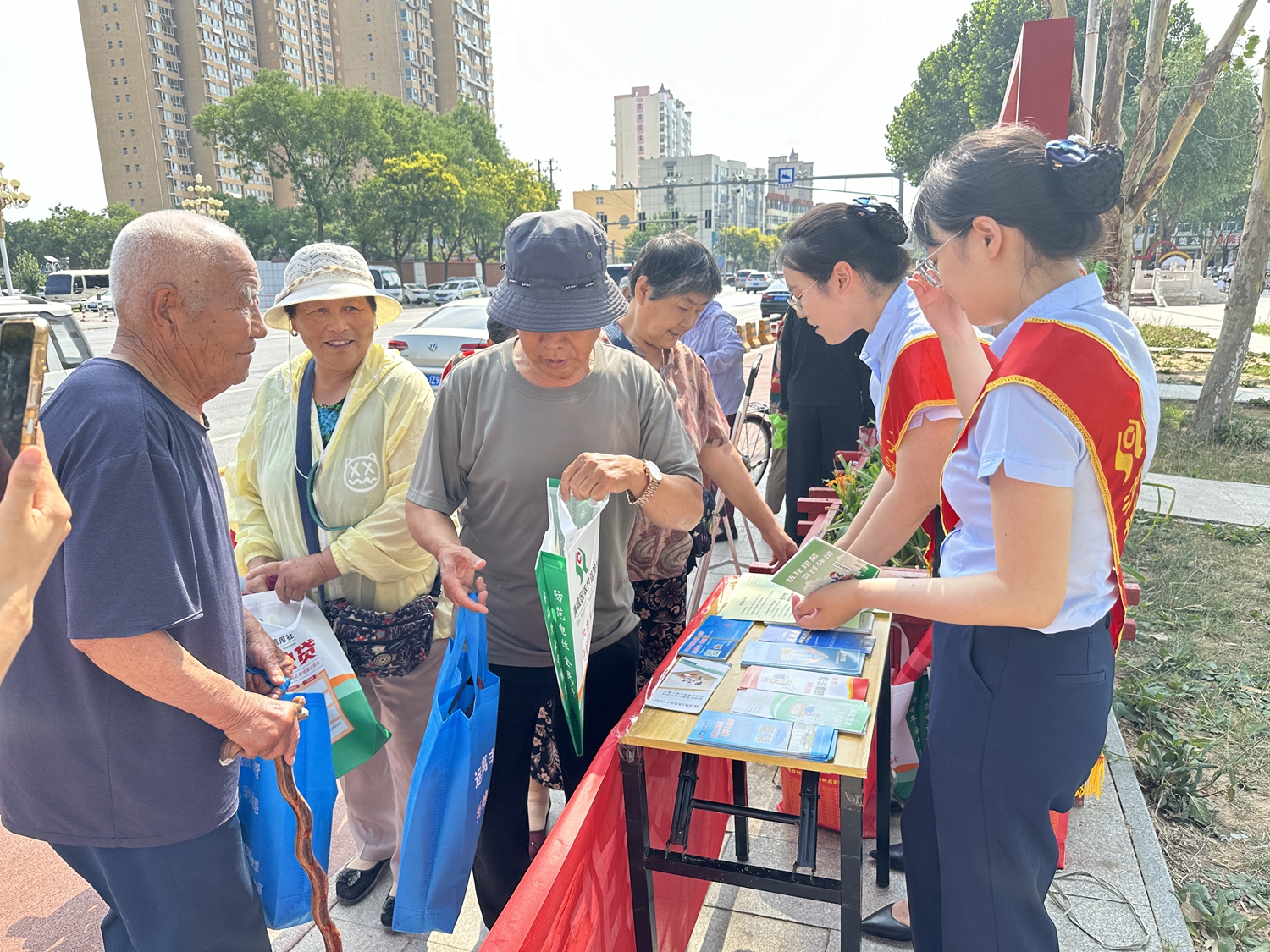 “双争”有我丨保定市满城区：守住钱袋子 护好幸福家_fororder_图为“守住钱袋子，护好幸福家”主题宣传活动现场 摄影 赵天