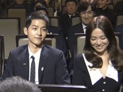 双宋并肩听《太后》歌曲 李光洙表情抢镜