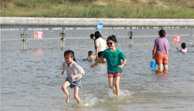 河南開封：市民享受夏日清涼