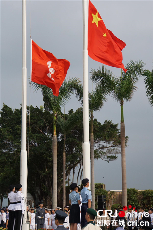 国旗与香港特区区旗由4名香港青少年升旗手徐徐升起(李纳新摄)