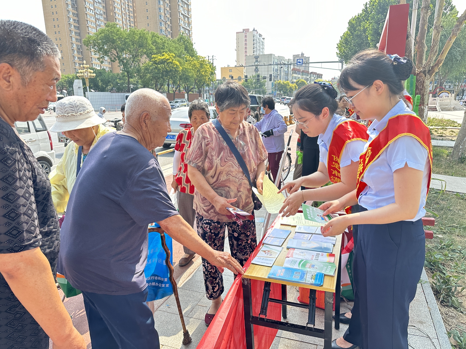 “双争”有我丨保定市满城区：守住钱袋子 护好幸福家_fororder_工作人员向群众发放宣传彩页 摄影 赵天