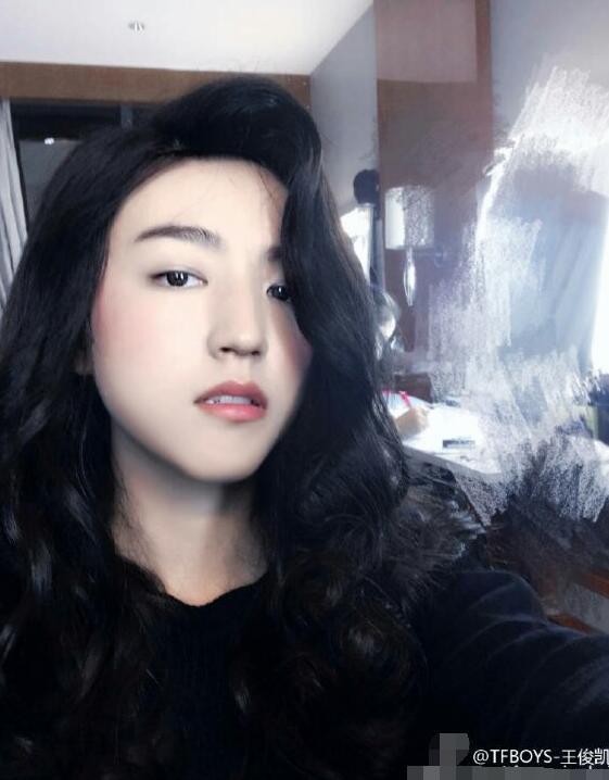 易烊千璽讚王俊凱王源扮女裝：很“唯美”