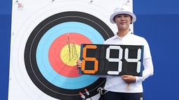 韩国选手林是见在射箭排名赛上打破世界纪录