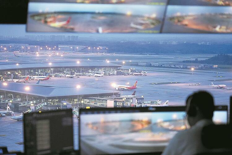 （轉載）航空樞紐流光溢彩 24小時暢連全球_fororder_夜間的機場一片繁忙