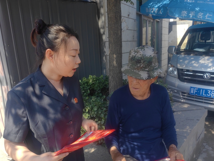 “双争”有我 | 保定市满城区：法治“春风”绘就和美乡村“新画卷”_fororder_工作人员向村民宣传法律常识 摄影 高天阔