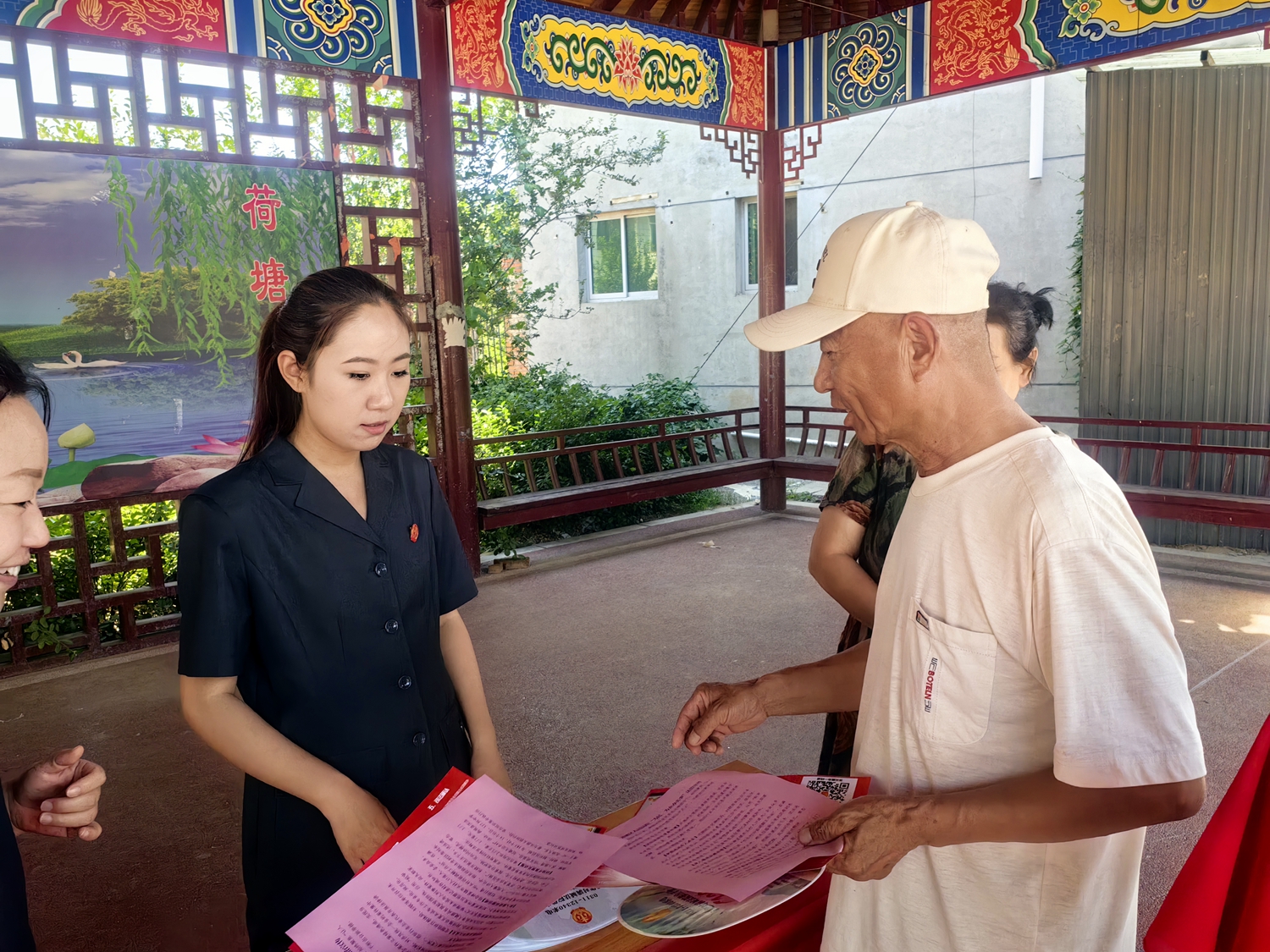 “双争”有我 | 保定市满城区：法治“春风”绘就和美乡村“新画卷”_fororder_村民们现场咨询相关法律问题 摄影 高天阔