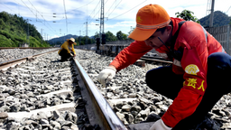 重庆：铁路部门对钢轨“把脉问诊” 力保旅客安全出行