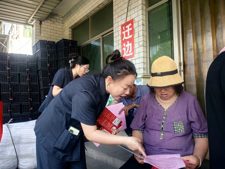 “双争”有我 | 保定市满城区：法治“春风”绘就和美乡村“新画卷”_fororder_工作人员耐心细致地向村民讲解法律常识 摄影 高天阔