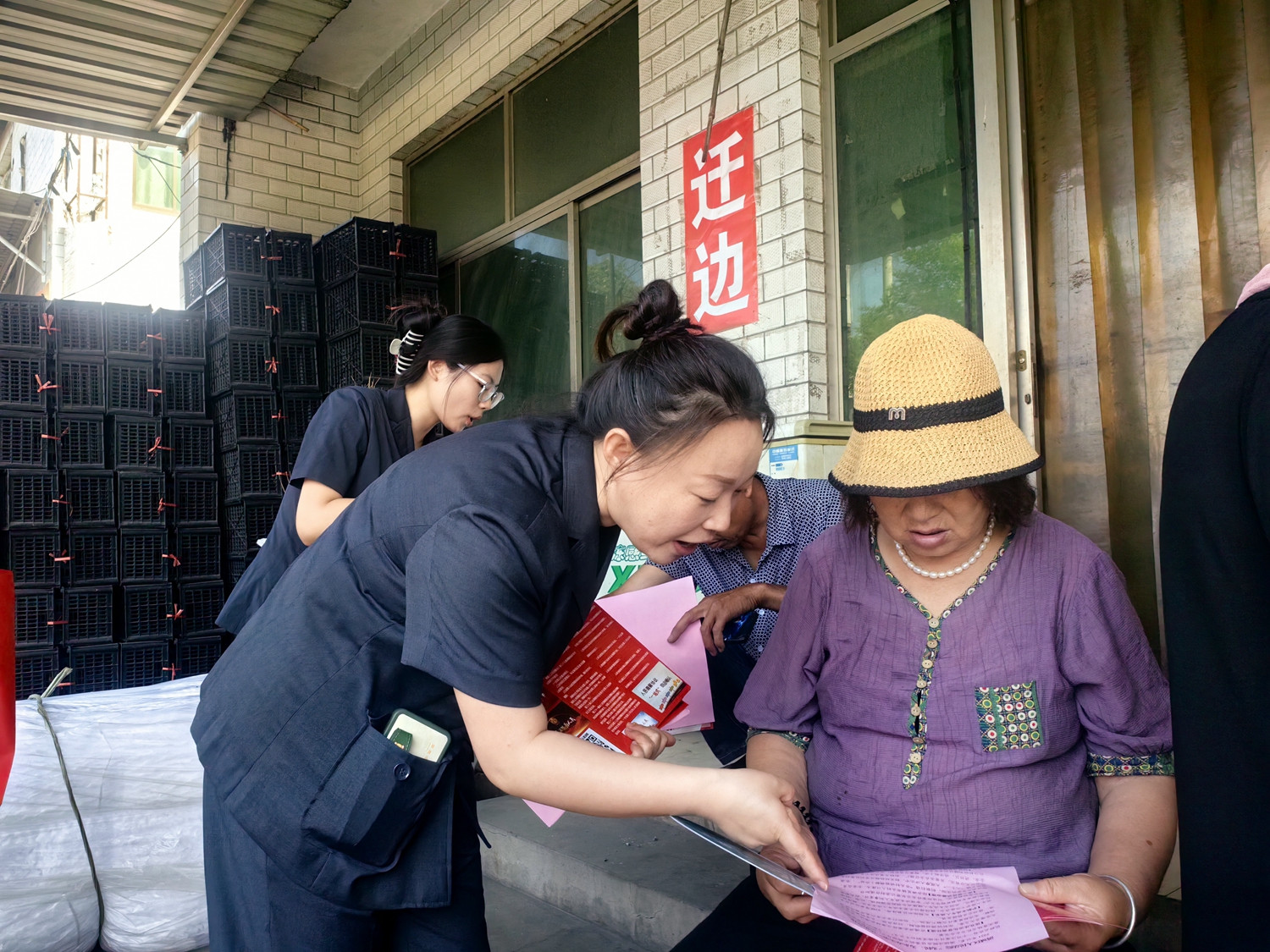 “双争”有我 | 保定市满城区：法治“春风”绘就和美乡村“新画卷”_fororder_工作人员耐心细致地向村民讲解法律常识 摄影 高天阔