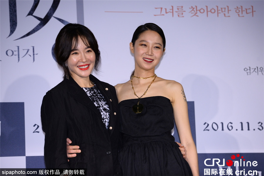 孔孝真穿抹胸裙秀香肩 与严智苑当台握手姐妹情深