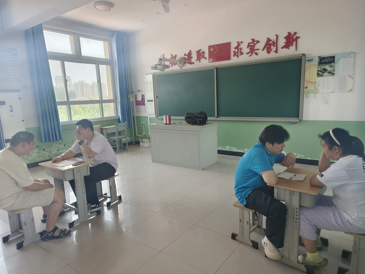 “双争”有我丨保定市满城区：为残疾儿童点亮希望之光_fororder_现场专业康复师为孩子制定康复训练计划 摄影 王洋