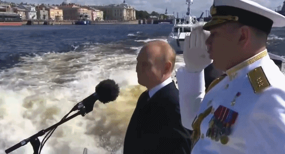 俄罗斯举行海军节阅兵活动 普京出席并发表讲话